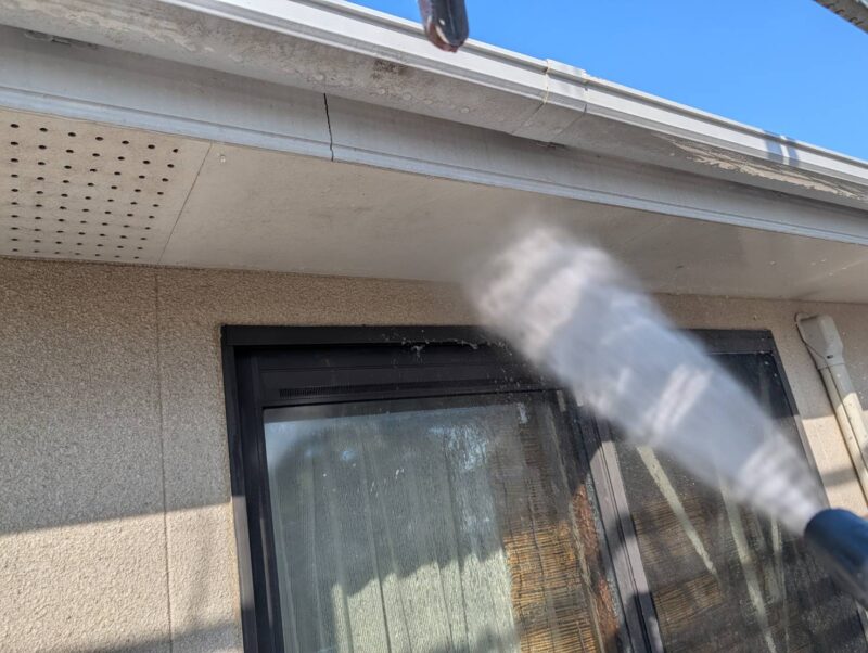 福岡県大野城市月の浦のS様邸で外壁の汚れと屋根の色あせを改善する外壁塗装と屋根塗装工事を行っています。2026年1月6日着工です。【HPより】