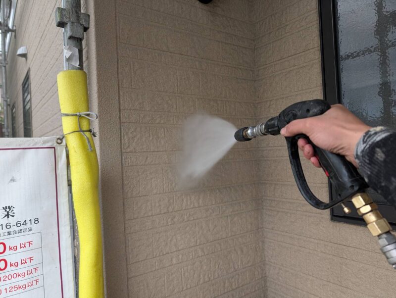 福岡県大野城市月の浦のS様邸で外壁の汚れと屋根の色あせを改善する外壁塗装と屋根塗装工事を行っています。2026年1月6日着工です。【HPより】