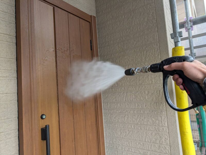 福岡県大野城市月の浦のS様邸で外壁の汚れと屋根の色あせを改善する外壁塗装と屋根塗装工事を行っています。2026年1月6日着工です。【HPより】