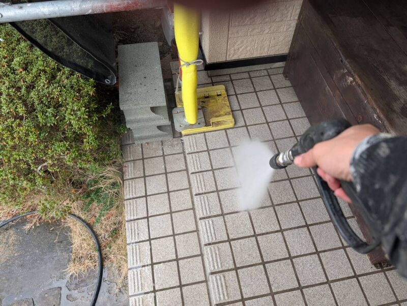 福岡県大野城市月の浦のS様邸で外壁の汚れと屋根の色あせを改善する外壁塗装と屋根塗装工事を行っています。2026年1月6日着工です。【HPより】