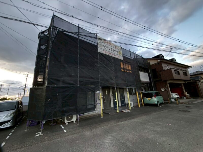 福岡県古賀市中央のYハイツ様で外壁のひび割れと劣化、屋根の色あせを改善する外壁塗装と屋根塗装工事を行っています。2026年1月8日着工です。【HPより】