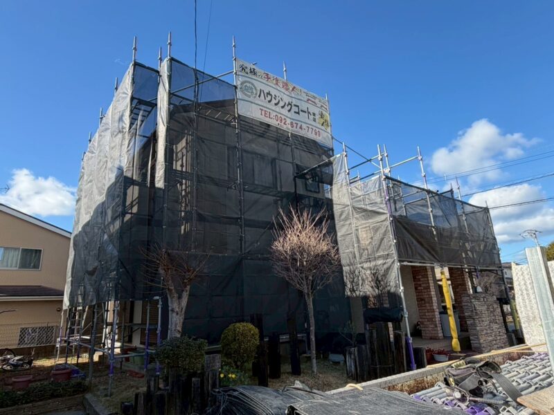 福岡県古賀市花見東のY様邸で外壁のひび割れや屋根の色あせを整え、建物全体をきれいに仕上げる塗装工事を行っています。2026年1月22日着工です。【HPより】