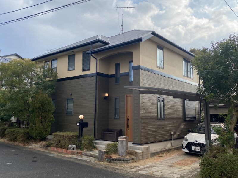 福岡県大野城市月の浦のS様邸で外壁の汚れと屋根の色あせを改善する外壁塗装と屋根塗装工事を行いました。2026年1月23日完成です。【HPより】