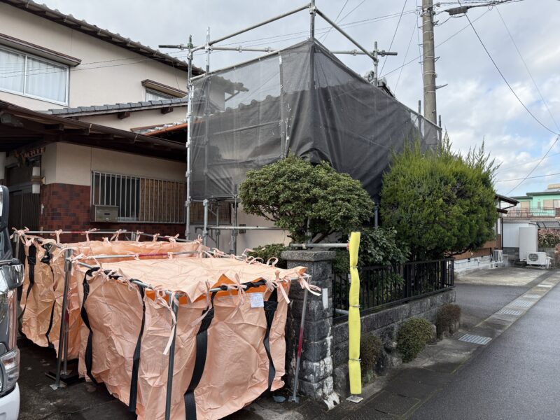 福岡県朝倉郡筑前町当所のM様邸で築50年の外壁モルタル浮きと落下の不安を改善する外壁補修を含むリフォーム工事を行っています。2026年1月10日着工です。【HPより】