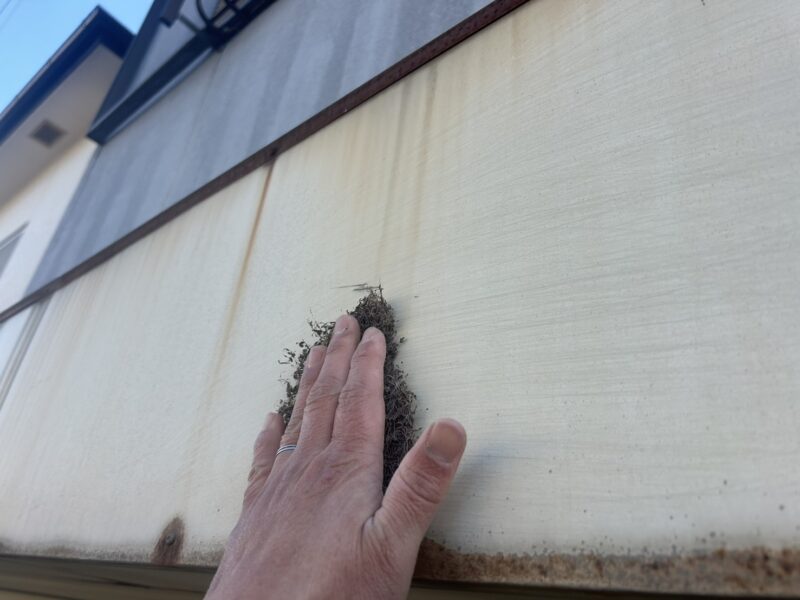 福岡県太宰府市青山のF様邸でシャッター塗装を行いサビ落としから下塗り上塗りまで丁寧に仕上げました!