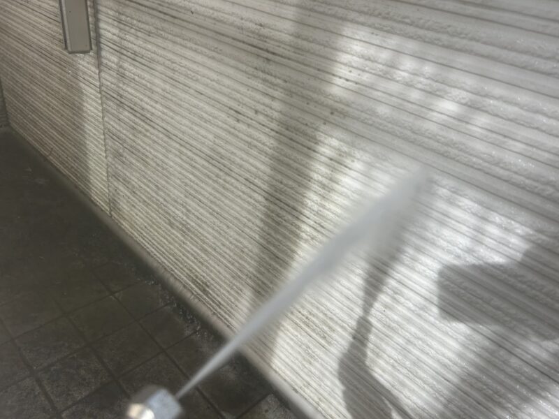 福岡県筑紫野市紫のF様邸で、築15年を迎えた住まいの外壁・屋根・基礎塗装工事を行っています。2026年1月17日着工です。【HPより】