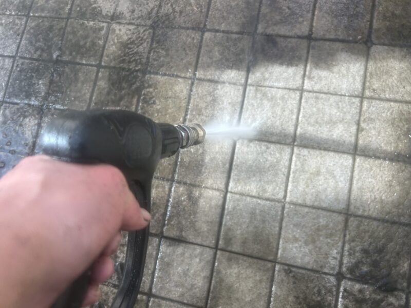 福岡県筑紫野市紫のF様邸で、築15年を迎えた住まいの外壁・屋根・基礎塗装工事を行っています。2026年1月17日着工です。【HPより】