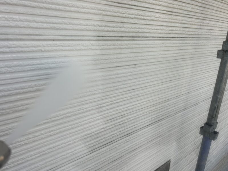 福岡県筑紫野市紫のF様邸で、築15年を迎えた住まいの外壁・屋根・基礎塗装工事を行っています。2026年1月17日着工です。【HPより】