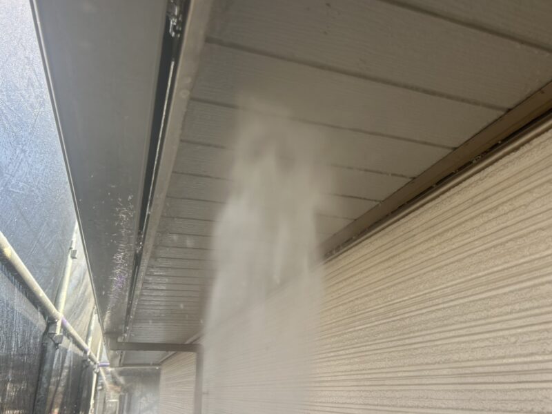 福岡県筑紫野市紫のF様邸で、築15年を迎えた住まいの外壁・屋根・基礎塗装工事を行っています。2026年1月17日着工です。【HPより】