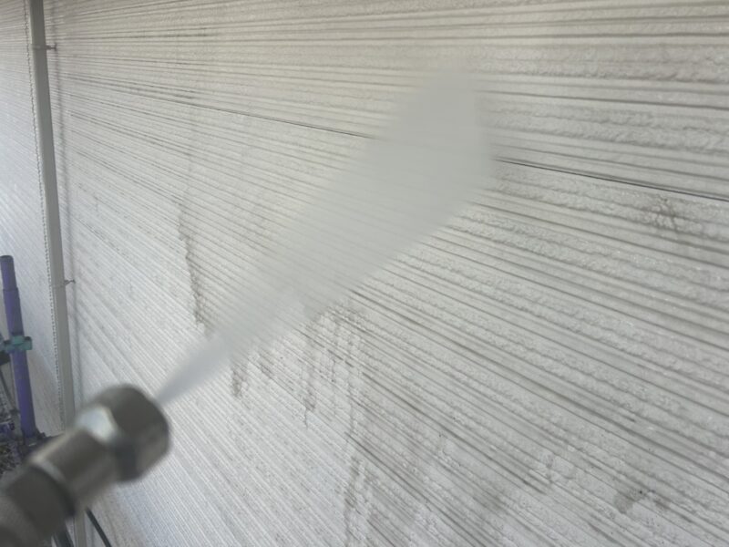 福岡県筑紫野市紫のF様邸で、築15年を迎えた住まいの外壁・屋根・基礎塗装工事を行っています。2026年1月17日着工です。【HPより】