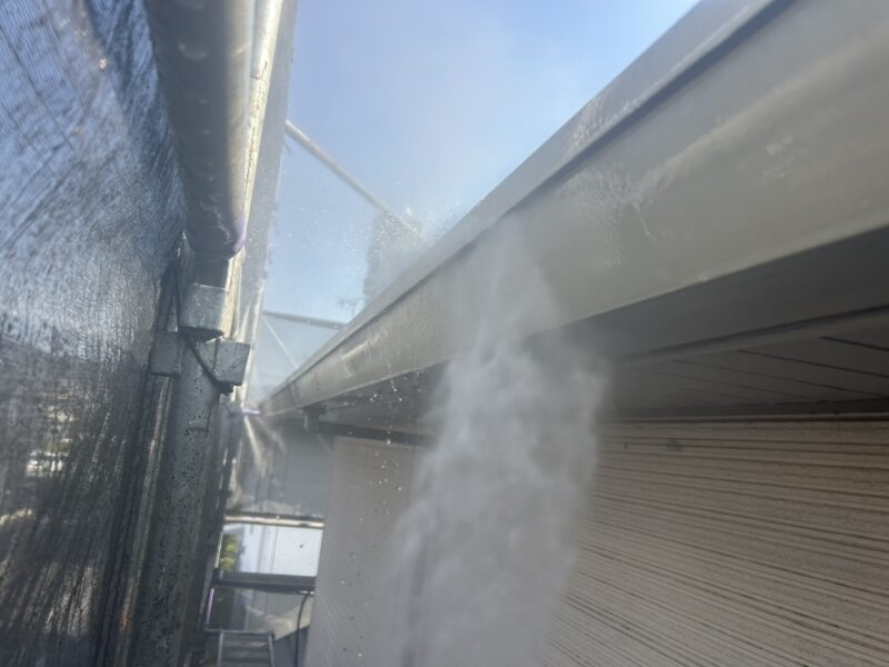 福岡県筑紫野市紫のF様邸で、築15年を迎えた住まいの外壁・屋根・基礎塗装工事を行っています。2026年1月17日着工です。【HPより】