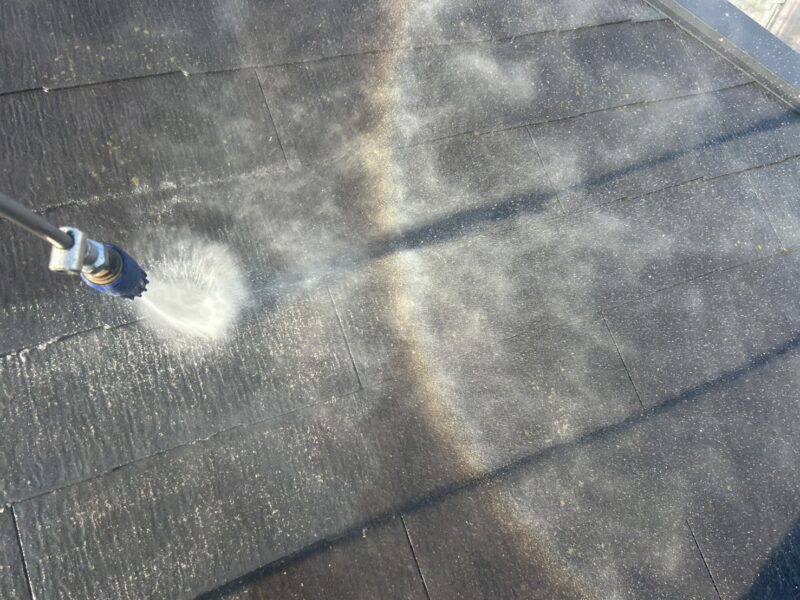 福岡県筑紫野市紫のF様邸で、築15年を迎えた住まいの外壁・屋根・基礎塗装工事を行っています。2026年1月17日着工です。【HPより】