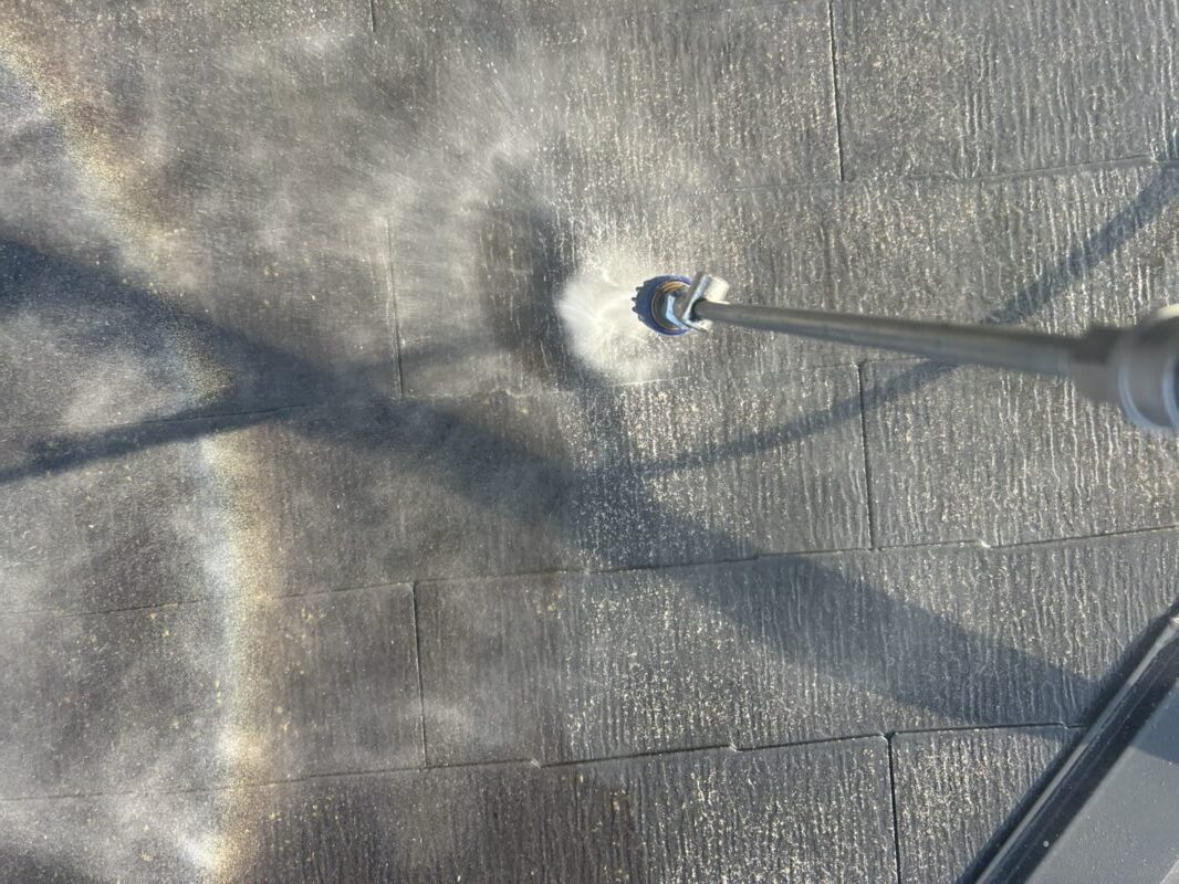 福岡県筑紫野市紫のF様邸で、築15年を迎えた住まいの外壁・屋根・基礎塗装工事を行っています。2026年1月17日着工です。【HPより】