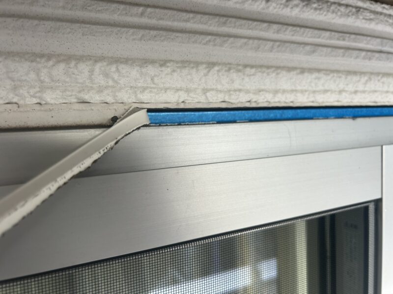 福岡県筑紫野市紫のF様邸で、築15年を迎えた住まいの外壁・屋根・基礎塗装工事を行っています。2026年1月17日着工です。【HPより】