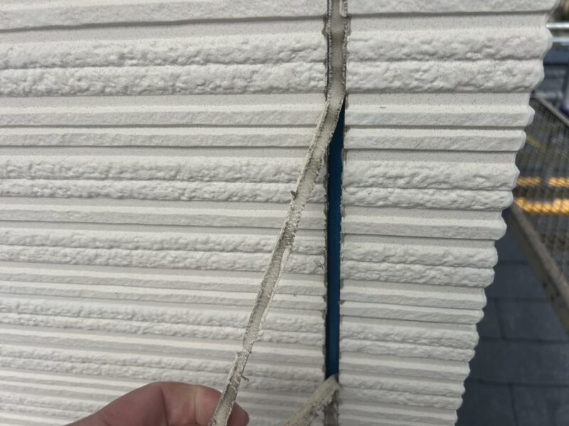 福岡県筑紫野市紫のF様邸で、築15年を迎えた住まいの外壁・屋根・基礎塗装工事を行っています。2026年1月17日着工です。【HPより】