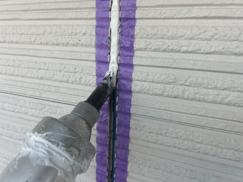 福岡県筑紫野市紫のF様邸で、築15年を迎えた住まいの外壁・屋根・基礎塗装工事を行っています。2026年1月17日着工です。【HPより】