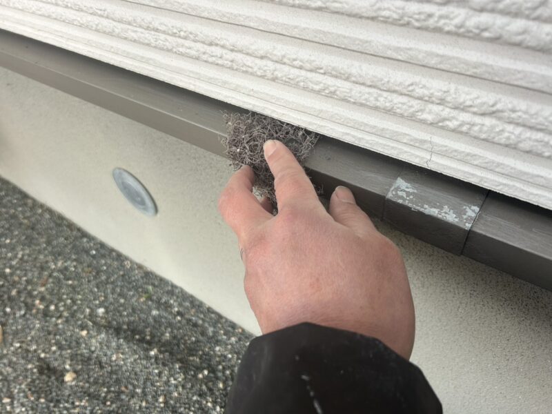 福岡県筑紫野市紫のF様邸で、築15年を迎えた住まいの外壁・屋根・基礎塗装工事を行っています。2026年1月17日着工です。【HPより】