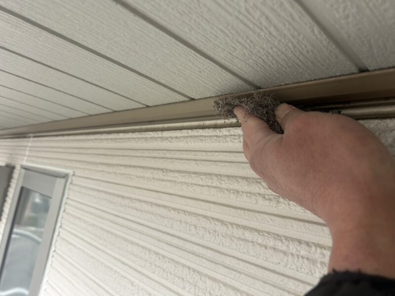 福岡県筑紫野市紫のF様邸で、築15年を迎えた住まいの外壁・屋根・基礎塗装工事を行っています。2026年1月17日着工です。【HPより】