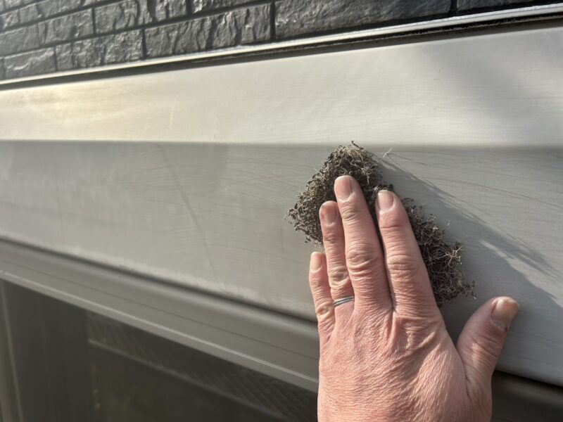 福岡県筑紫野市紫のF様邸で、築15年を迎えた住まいの外壁・屋根・基礎塗装工事を行っています。2026年1月17日着工です。【HPより】