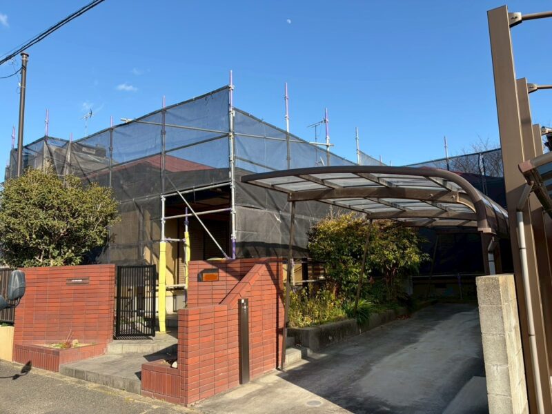 福岡県古賀市米多比のM様管理物件で屋根の色あせや鉄部のサビを整え建物全体をすっきりときれいに仕上げる塗装工事を行っています。2026年1月28日着工です。【HPより】