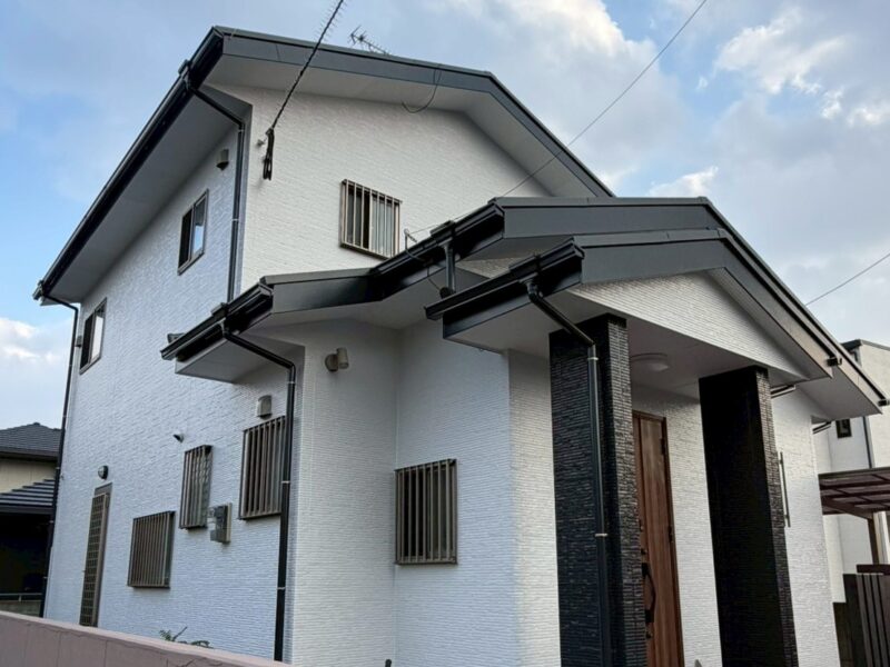 福岡県福岡市東区三苫のT様邸で外壁のひび割れと目地劣化、屋根の色あせを改善する外壁塗装と屋根塗装工事を行いました。2026年1月29日完成です。【HPより】