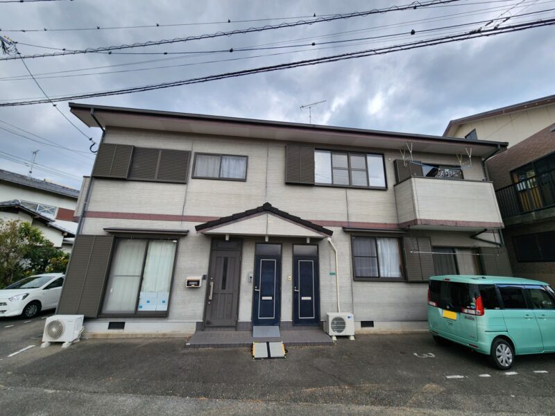 福岡県古賀市中央のYハイツ様で外壁のひび割れと劣化、屋根の色あせを改善する外壁塗装と屋根塗装工事を行いました。2026年2月5日完成です。【HPより】