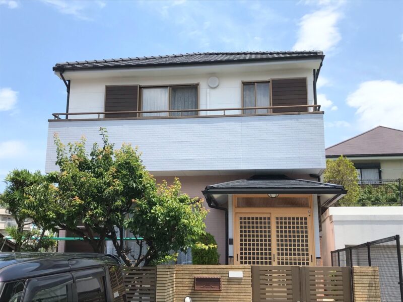 外壁をネイビーで上品に仕上げるための色選びと汚れ対策のポイント