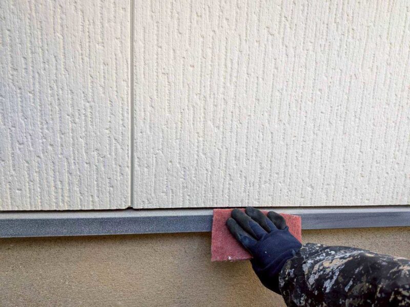 福岡県古賀市花見東のY様邸で外壁のひび割れや屋根の色あせを整え、建物全体をきれいに仕上げる塗装工事を行いました。2026年2月9日着工です。【HPより】