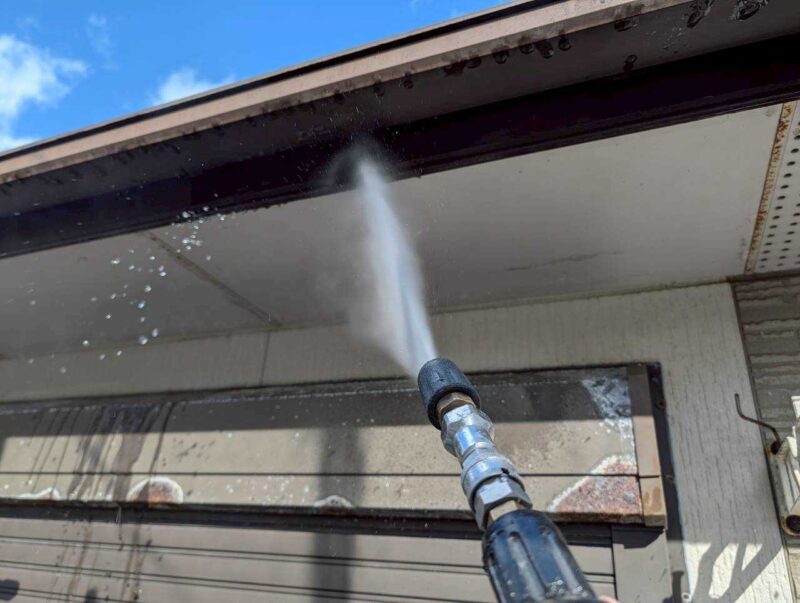 福岡県古賀市花見東のY様邸で外壁のひび割れや屋根の色あせを整え、建物全体をきれいに仕上げる塗装工事を行いました。2026年2月9日着工です。【HPより】