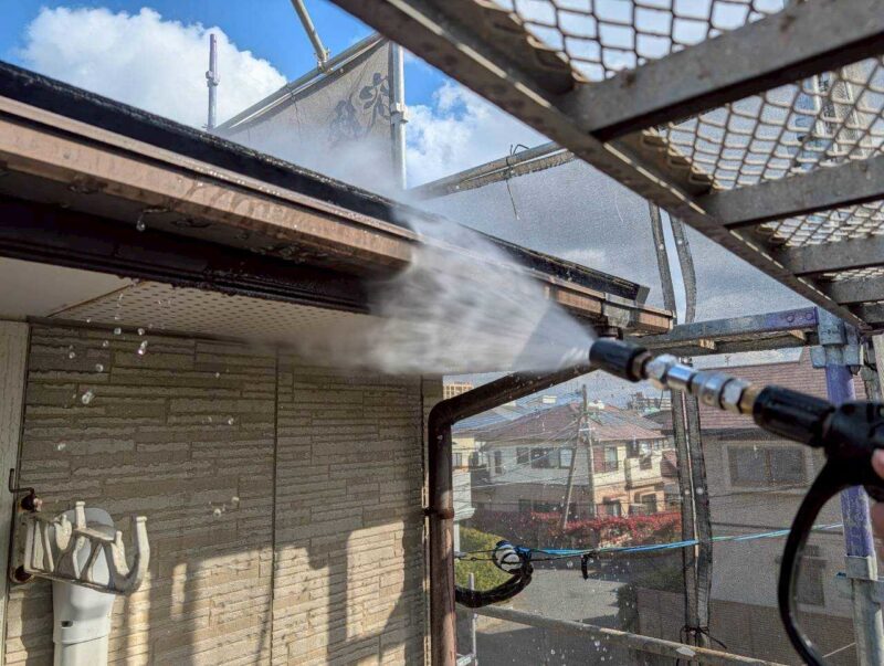 福岡県古賀市花見東のY様邸で外壁のひび割れや屋根の色あせを整え、建物全体をきれいに仕上げる塗装工事を行いました。2026年2月9日着工です。【HPより】