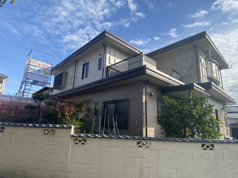 福岡県筑紫野市二日市北のM様邸で屋上の防水層のひび割れと表面の摩耗が進んでいる状態を防水性を回復させる工事を行っています。2026年2月26日着工です。【HPより】