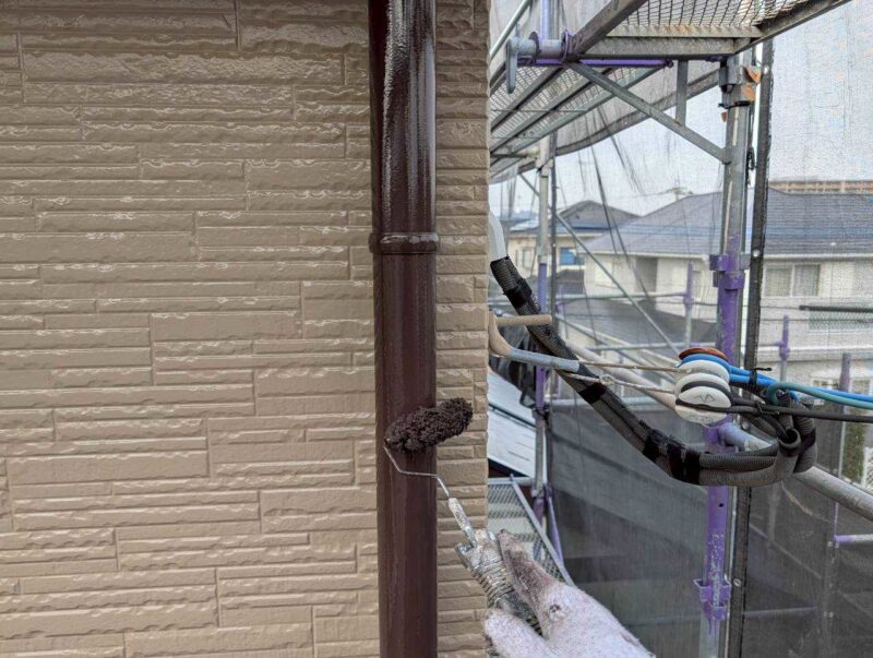 福岡県古賀市花見東のY様邸で外壁のひび割れや屋根の色あせを整え、建物全体をきれいに仕上げる塗装工事を行いました。2026年2月9日着工です。【HPより】