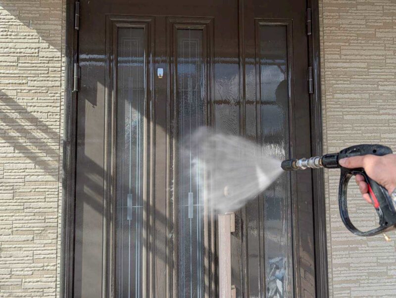 福岡県古賀市花見東のY様邸で外壁のひび割れや屋根の色あせを整え、建物全体をきれいに仕上げる塗装工事を行いました。2026年2月9日着工です。【HPより】