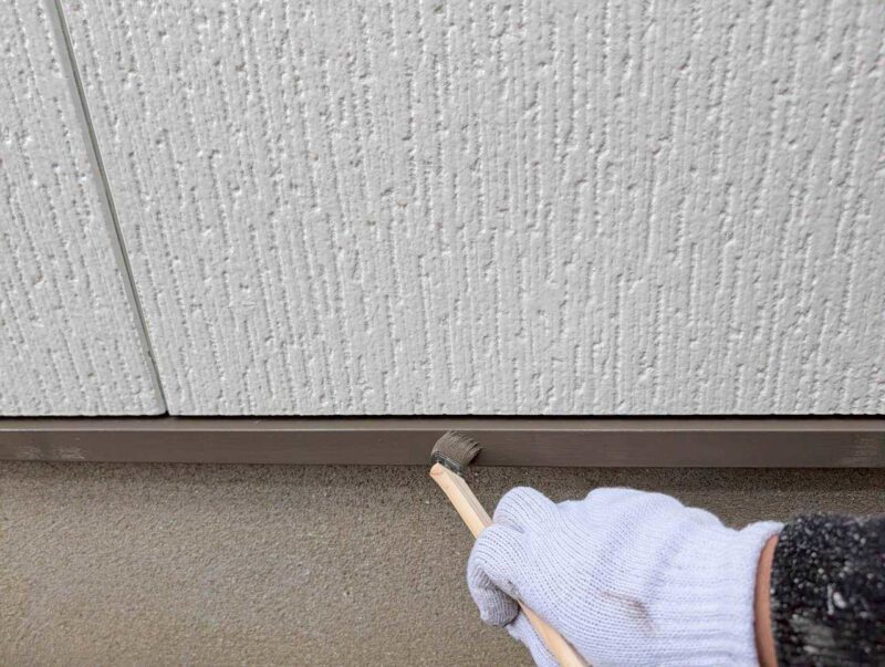 福岡県古賀市花見東のY様邸で外壁のひび割れや屋根の色あせを整え、建物全体をきれいに仕上げる塗装工事を行いました。2026年2月9日着工です。【HPより】