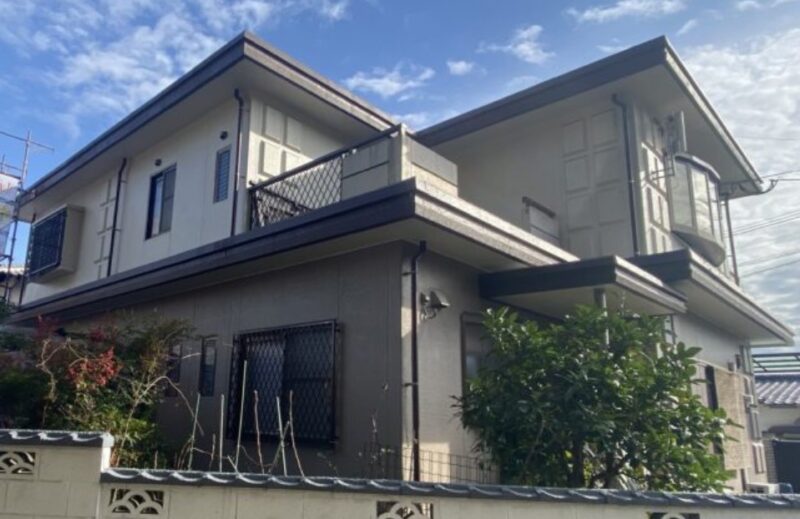 福岡県筑紫野市二日市北のM様邸で屋上の防水層のひび割れと表面の摩耗が進んでいる状態を防水性を回復させる工事を行行いました。2026年4月1日完成です。【HPより】