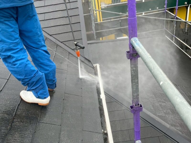 福岡県小郡市三国ヶ丘のK様邸で外壁の色あせと屋根の塗膜劣化が進行している状態を明るく美しく整える塗装工事を行っています。2026年2月24日着工です。【チラシより】