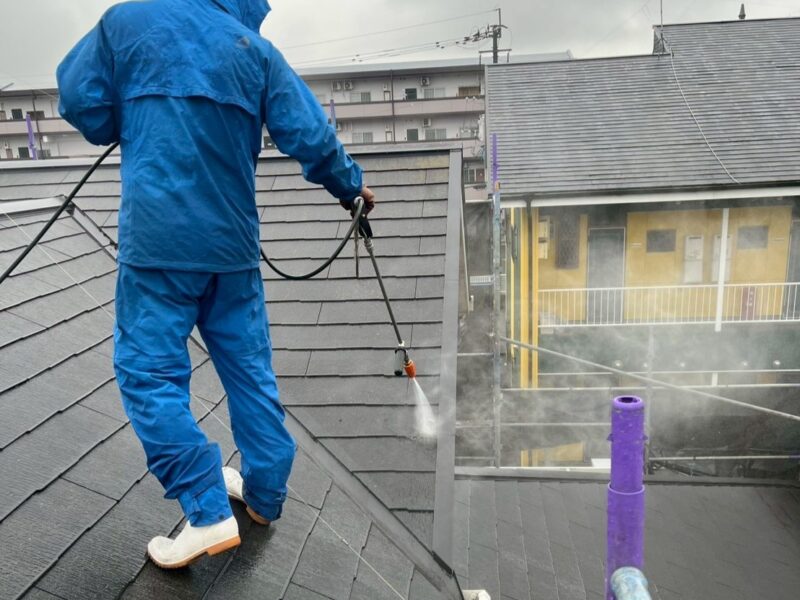 福岡県小郡市三国ヶ丘のK様邸で外壁の色あせと屋根の塗膜劣化が進行している状態を明るく美しく整える塗装工事を行っています。2026年2月24日着工です。【チラシより】