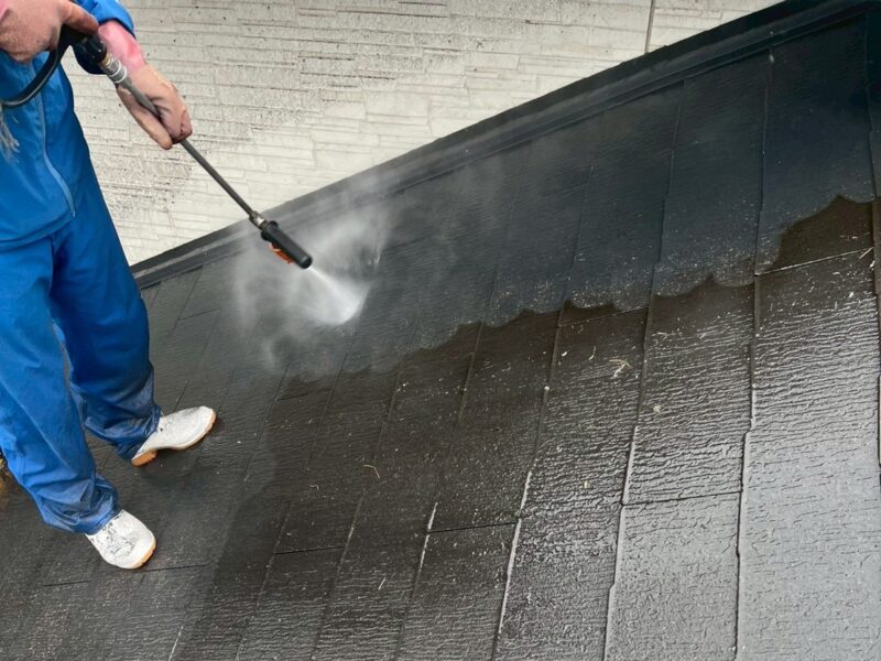 福岡県小郡市三国ヶ丘のK様邸で外壁の色あせと屋根の塗膜劣化が進行している状態を明るく美しく整える塗装工事を行っています。2026年2月24日着工です。【チラシより】