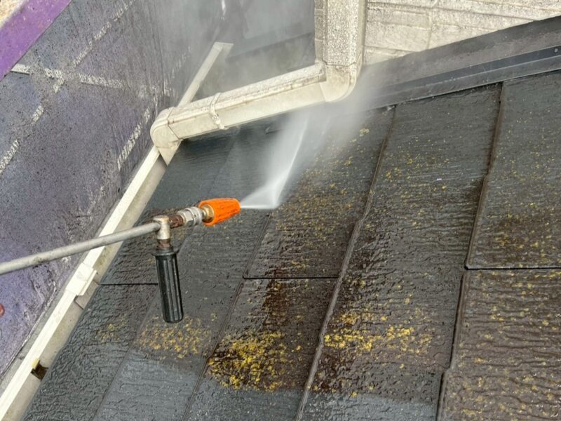 福岡県小郡市三国ヶ丘のK様邸で外壁の色あせと屋根の塗膜劣化が進行している状態を明るく美しく整える塗装工事を行っています。2026年2月24日着工です。【チラシより】