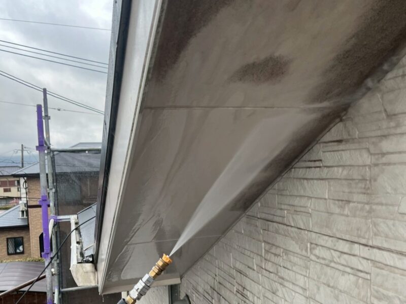 福岡県小郡市三国ヶ丘のK様邸で外壁の色あせと屋根の塗膜劣化が進行している状態を明るく美しく整える塗装工事を行っています。2026年2月24日着工です。【チラシより】