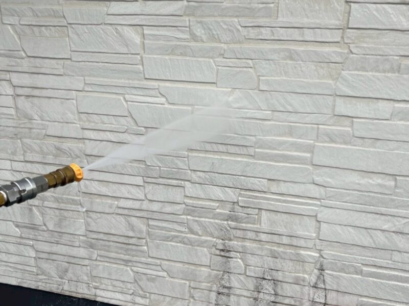 福岡県小郡市三国ヶ丘のK様邸で外壁の色あせと屋根の塗膜劣化が進行している状態を明るく美しく整える塗装工事を行っています。2026年2月24日着工です。【チラシより】