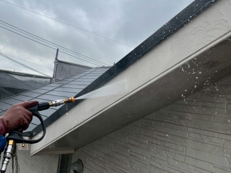 福岡県小郡市三国ヶ丘のK様邸で外壁の色あせと屋根の塗膜劣化が進行している状態を明るく美しく整える塗装工事を行っています。2026年2月24日着工です。【チラシより】