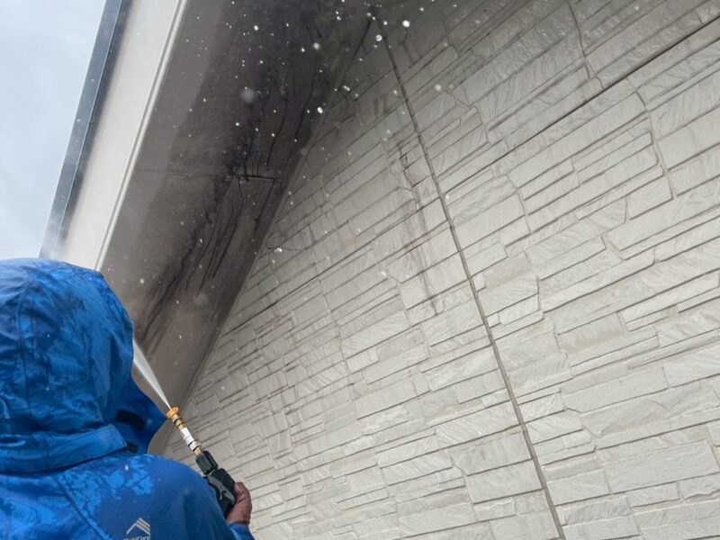 福岡県小郡市三国ヶ丘のK様邸で外壁の色あせと屋根の塗膜劣化が進行している状態を明るく美しく整える塗装工事を行っています。2026年2月24日着工です。【チラシより】