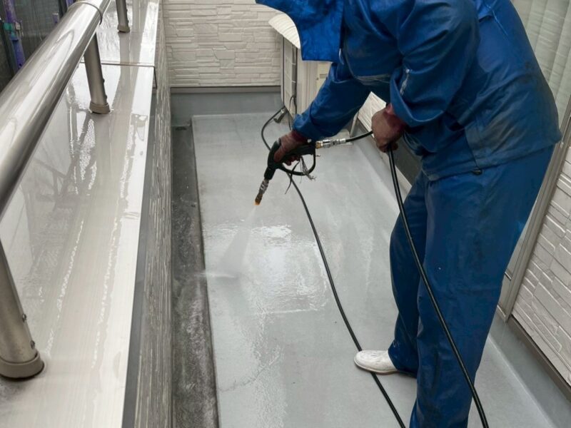 福岡県小郡市三国ヶ丘のK様邸で外壁の色あせと屋根の塗膜劣化が進行している状態を明るく美しく整える塗装工事を行っています。2026年2月24日着工です。【チラシより】