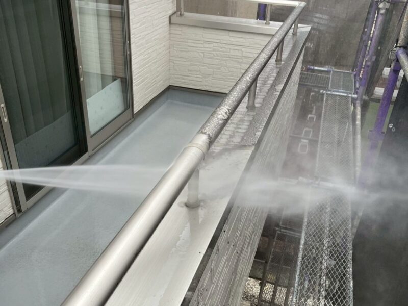 福岡県小郡市三国ヶ丘のK様邸で外壁の色あせと屋根の塗膜劣化が進行している状態を明るく美しく整える塗装工事を行っています。2026年2月24日着工です。【チラシより】