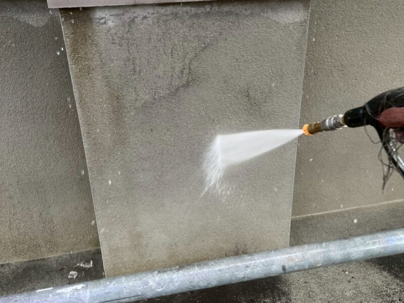 福岡県小郡市三国ヶ丘のK様邸で外壁の色あせと屋根の塗膜劣化が進行している状態を明るく美しく整える塗装工事を行っています。2026年2月24日着工です。【チラシより】