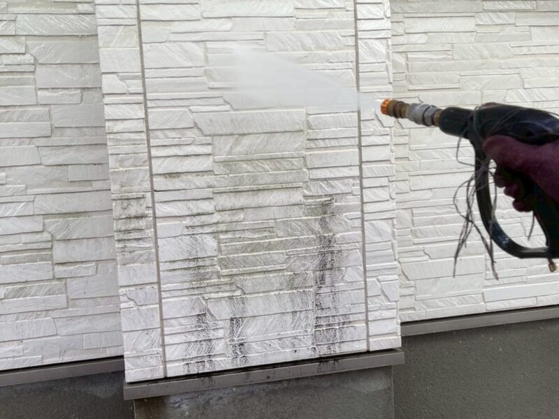 福岡県小郡市三国ヶ丘のK様邸で外壁の色あせと屋根の塗膜劣化が進行している状態を明るく美しく整える塗装工事を行っています。2026年2月24日着工です。【チラシより】