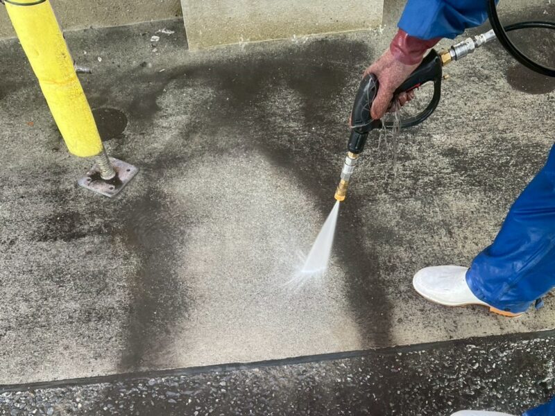 福岡県小郡市三国ヶ丘のK様邸で外壁の色あせと屋根の塗膜劣化が進行している状態を明るく美しく整える塗装工事を行っています。2026年2月24日着工です。【チラシより】