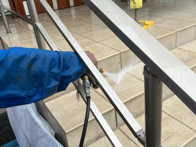 福岡県小郡市三国ヶ丘のK様邸で外壁の色あせと屋根の塗膜劣化が進行している状態を明るく美しく整える塗装工事を行っています。2026年2月24日着工です。【チラシより】