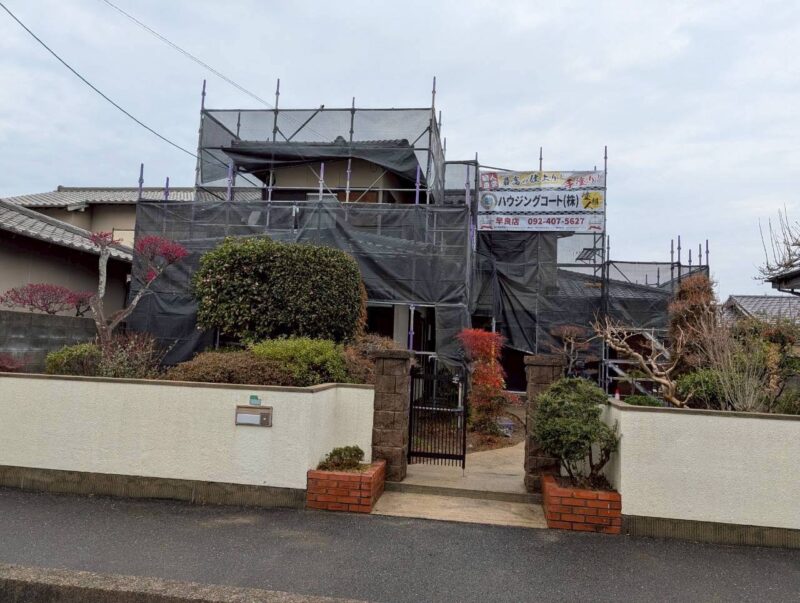 福岡県福岡市早良区梅林のK様邸で外壁のひび割れや塗膜劣化をきれいに仕上げる塗装工事を行っています。2026年2月14日着工です。【HPより】